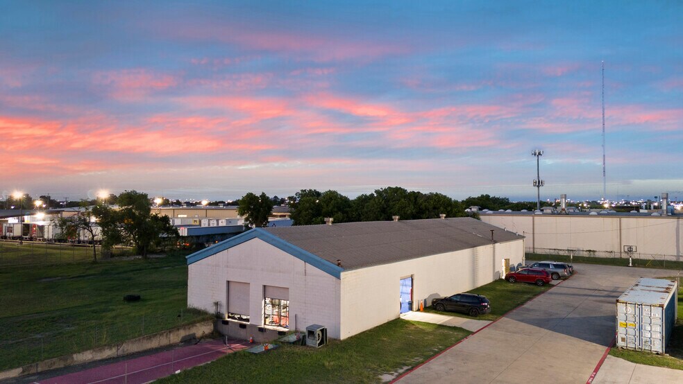 More Photos Of 3363 E Commerce St, San Antonio Unknown For Lease