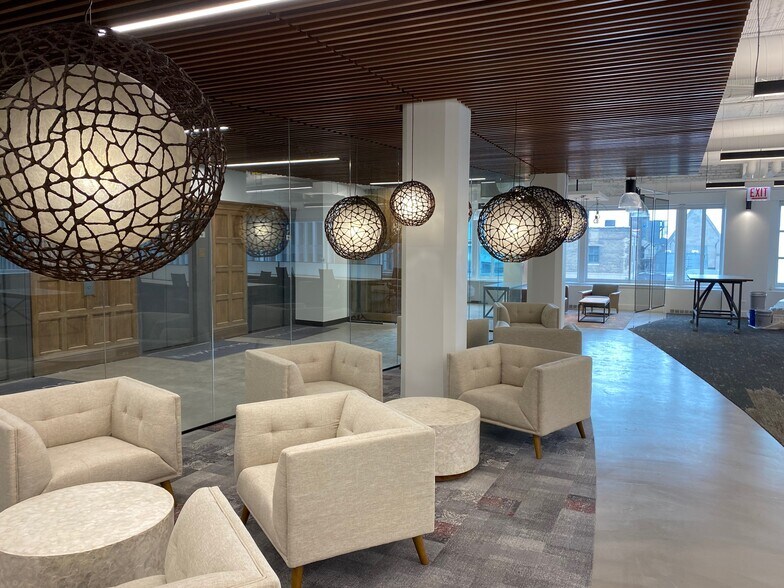 More Photos Of 1-35 S State St, Chicago Office For Lease