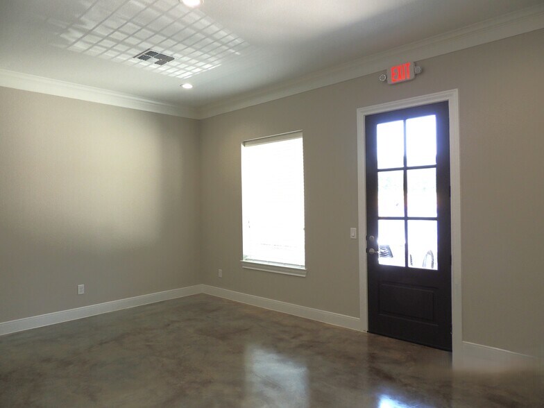 More Photos Of 1904 Longmire Rd, Conroe Unknown For Lease