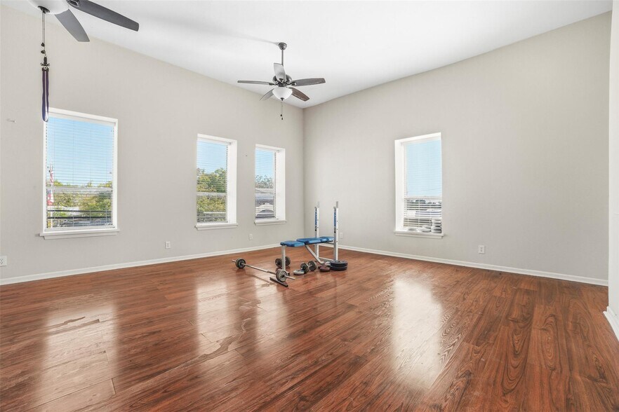 More Photos Of 923 Loop 332, Liberty Hill Storefront Retail Residential For Sale