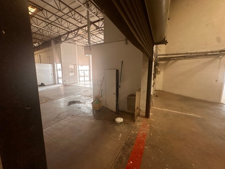 More Photos Of 2401 Alameda Ave, El Paso Showroom For Lease