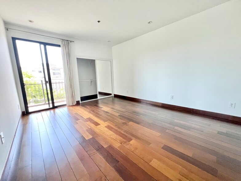 More Photos Of 8811 Burton Way, Los Angeles Apartments For Sale