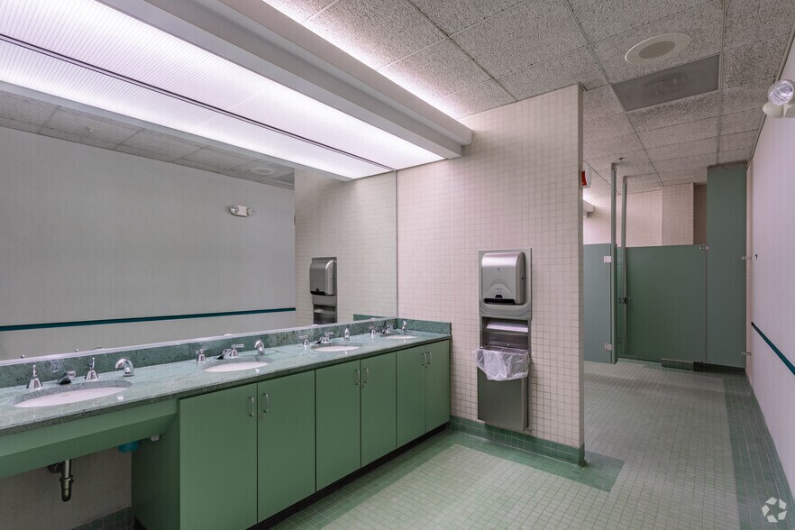 More Photos Of 1130 W Lake Cook Rd, Buffalo Grove Office For Lease