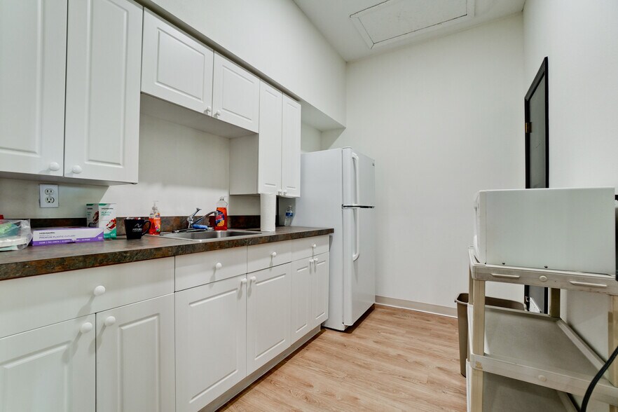 More Photos Of 2910-2914 University Pky, Sarasota Medical For Sale