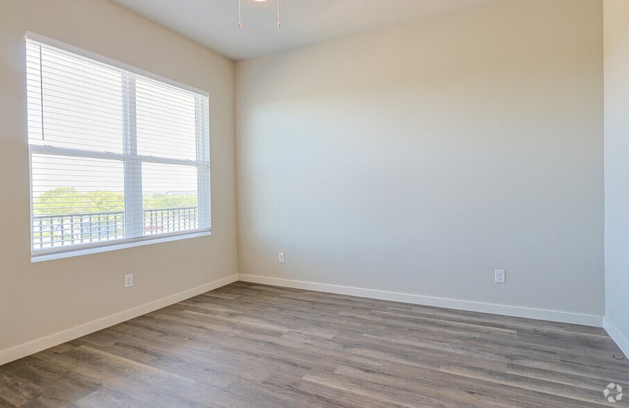 More Photos Of 109 N Lexington St, Manor Apartments For Lease