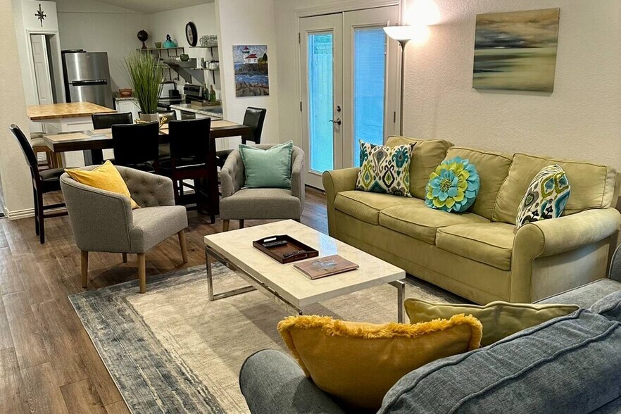 More Photos Of 747 Oasis St, New Braunfels Storefront Retail Residential For Sale