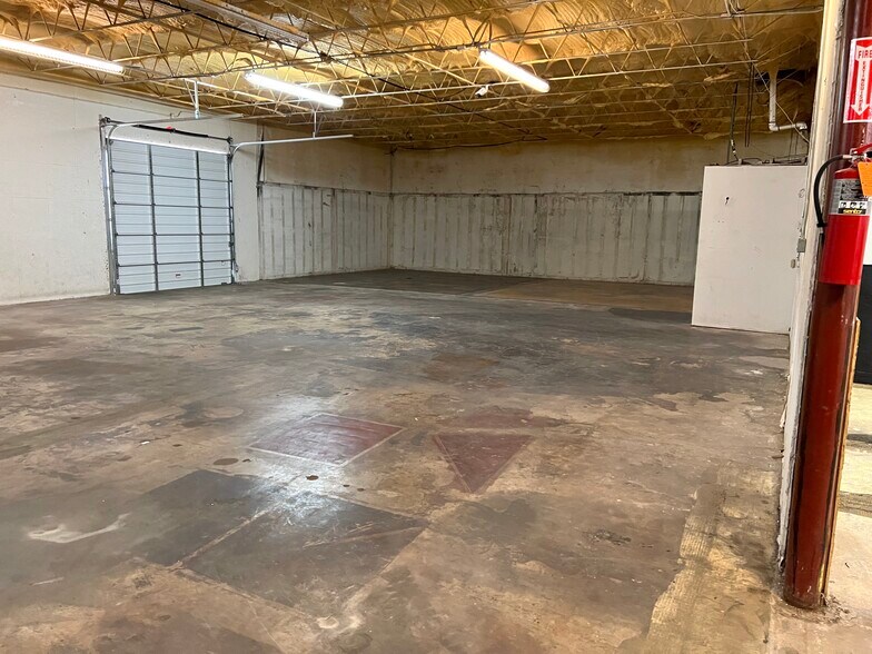 More Photos Of 5508-5516 Brewster St, San Antonio Warehouse For Lease