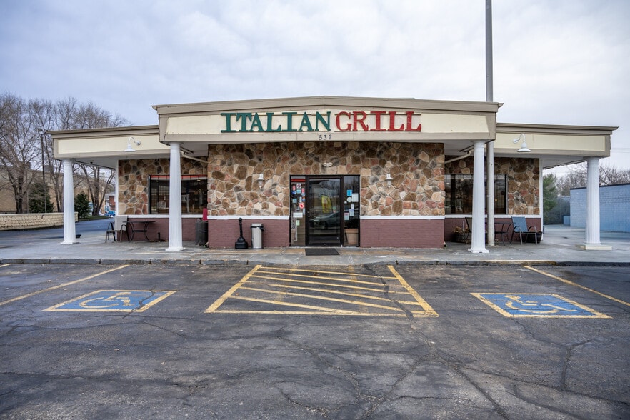 Primary Photo Of 532 Gateway Ave, Mauston Restaurant For Sale