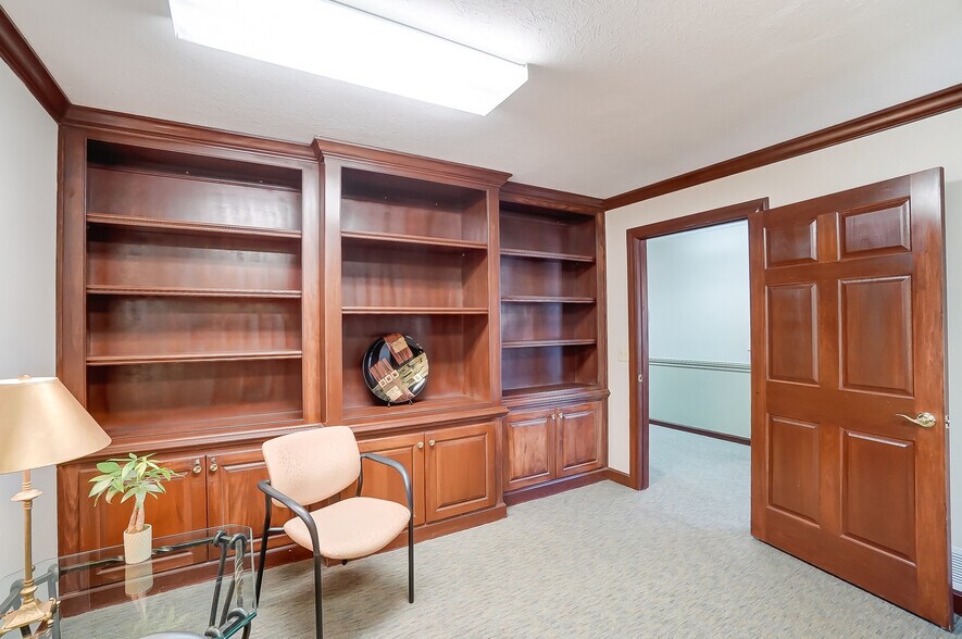 More Photos Of 830 E Franklin St, Centerville Medical For Sale