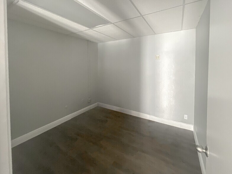 More Photos Of 1420 N Cooper St, Arlington Office For Sale