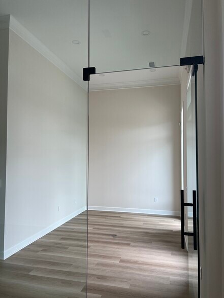 More Photos Of 1325 Main St, Katy Office For Lease