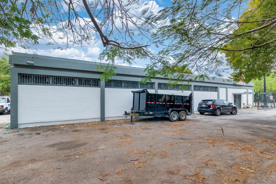 More Photos Of 666 NW 36th St, Miami Manufacturing For Sale