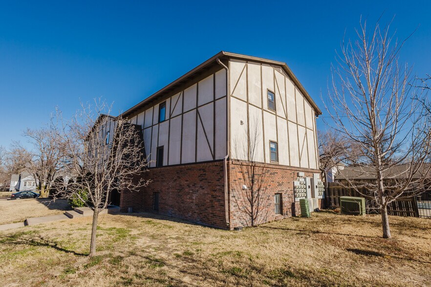More Photos Of 401 E Avenue A, Hutchinson Apartments For Sale