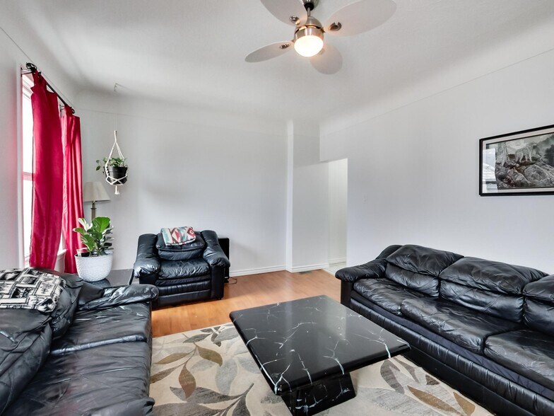 More Photos Of 44 Francis St, Hamilton Flex For Sale