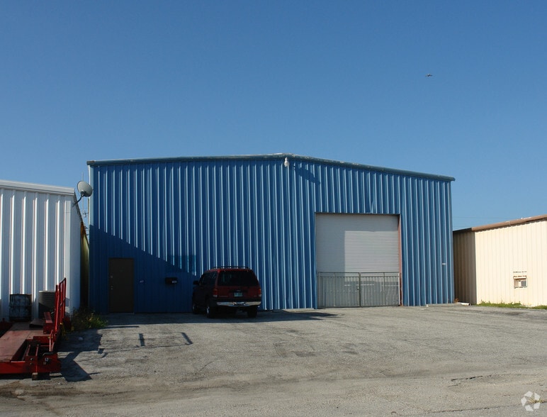 Primary Photo Of 1942 Dana Dr, Fort Myers Warehouse For Lease