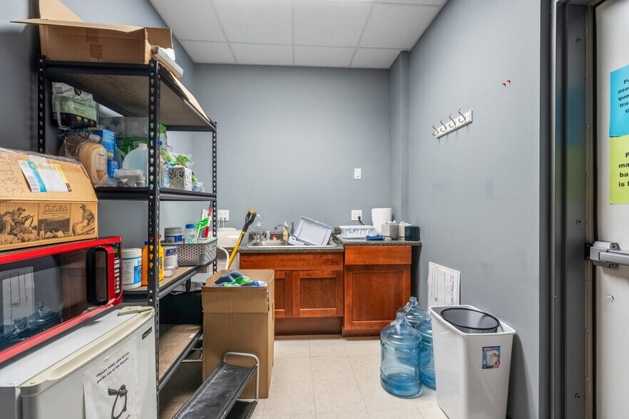 More Photos Of 809 N 3rd St, Manhattan Storefront Retail Office For Lease