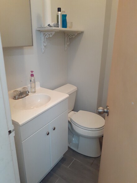 More Photos Of 8049-8051 Ridgeway Ave, Skokie Flex For Lease