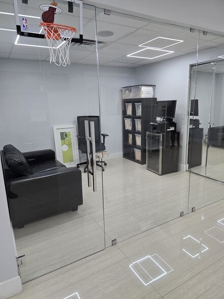 More Photos Of 4650-4698 NW 74th Ave, Miami Warehouse For Lease