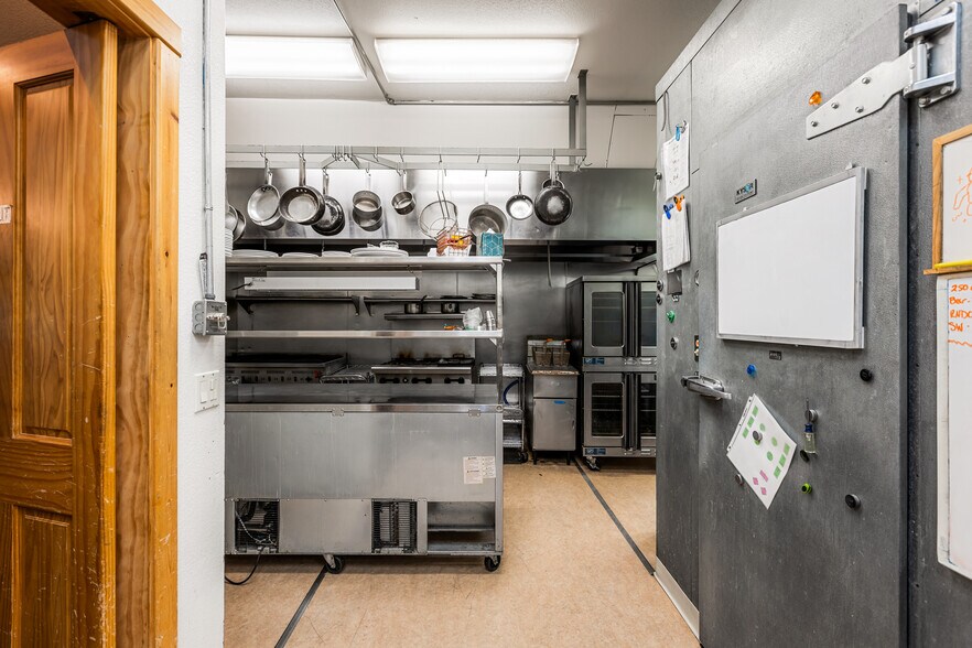 More Photos Of 985 Whitehawk Dr, Clio Hotel For Sale