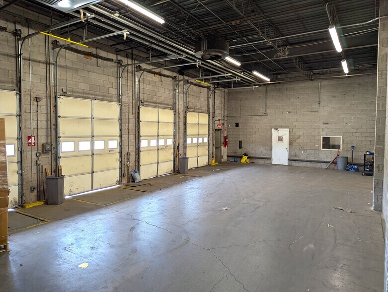 More Photos Of 2021 West St, River Grove Warehouse For Lease