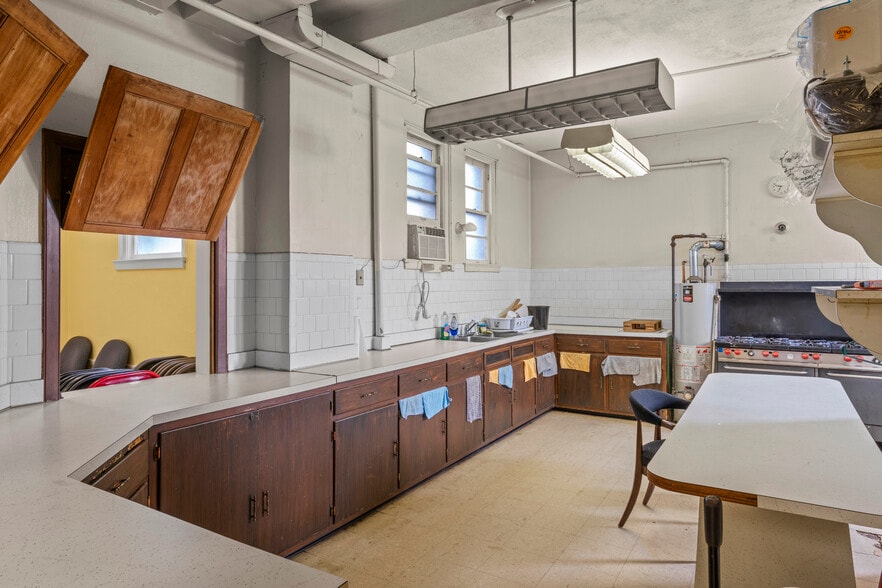 More Photos Of 4347 Arlington Blvd, Arlington Religious Facility For Lease