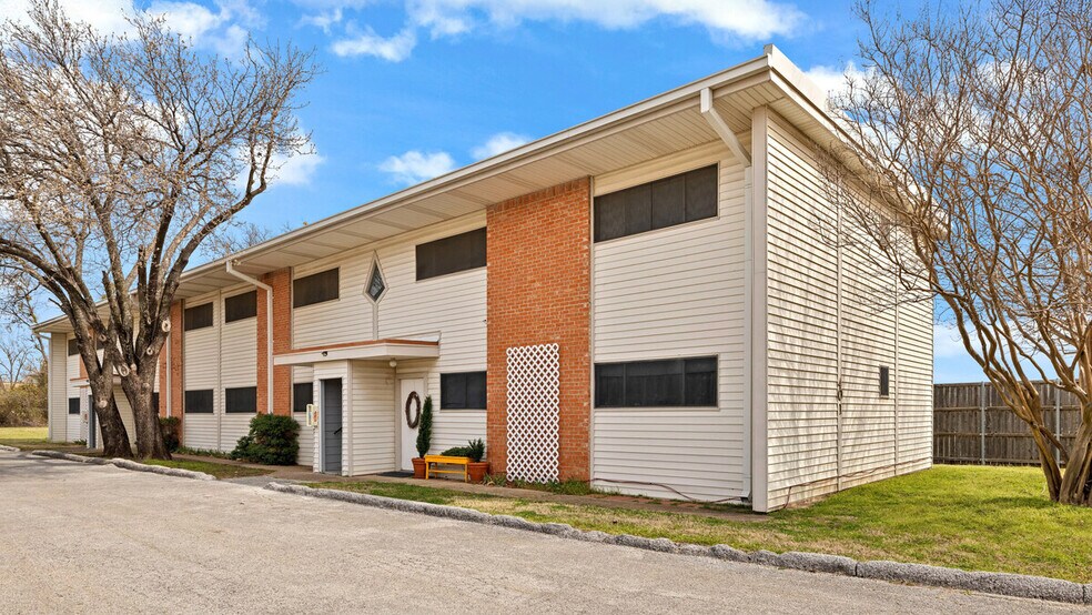 Primary Photo Of 401 Betchan St, Lake Dallas Apartments For Sale