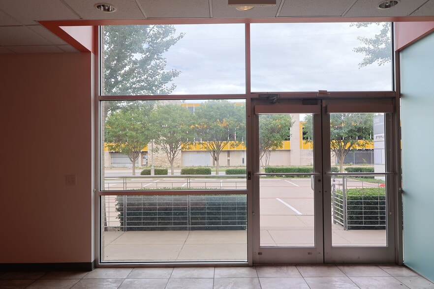 More Photos Of 2703 W Mockingbird Ln, Dallas Flex For Lease