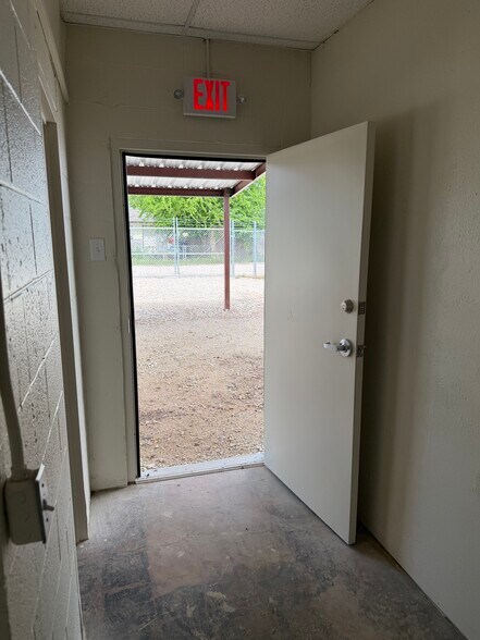 More Photos Of 1166 Butternut St, Abilene Flex For Lease