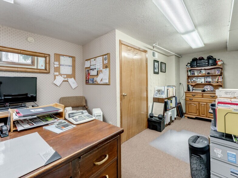 More Photos Of 737 NW Adams St, Mcminnville Office For Sale