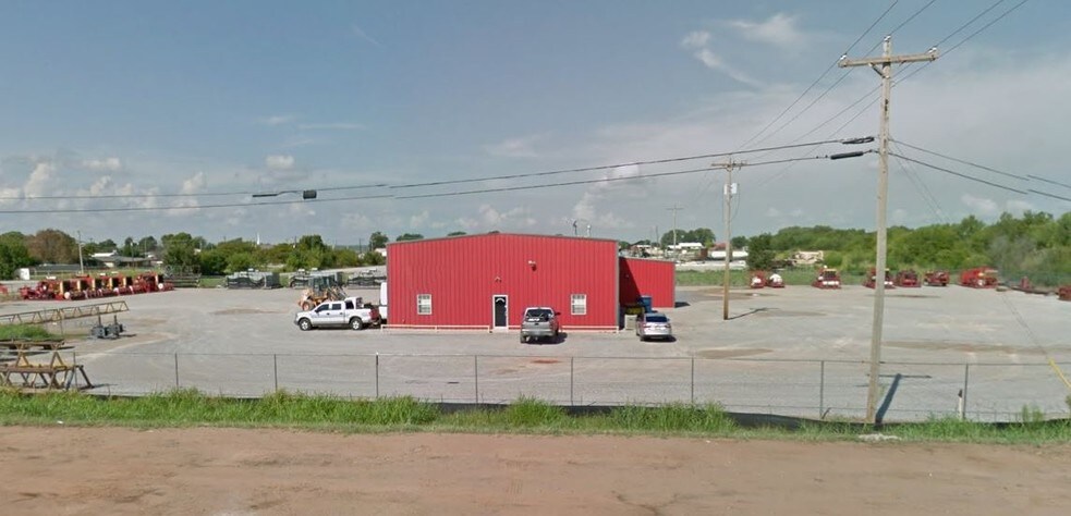 More Photos Of 1002 Commerce Dr, Lindsay Light Manufacturing For Sale