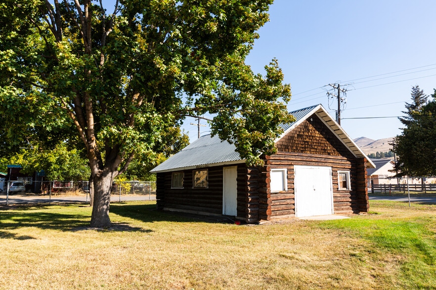 More Photos Of 200 W Railroad Ave, Plains Medical For Sale