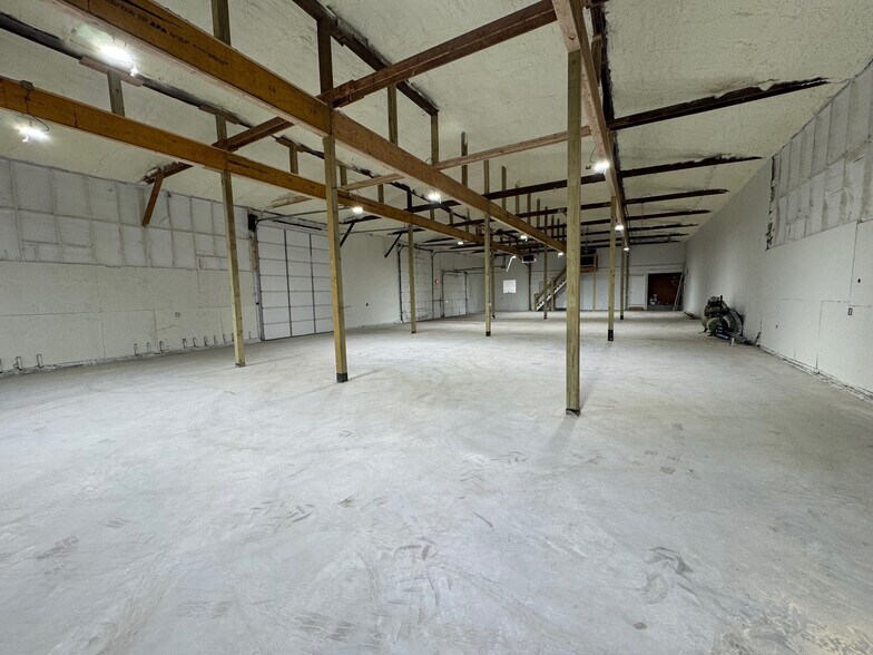 More Photos Of 415 S Kansas Ave, Olathe Warehouse For Lease