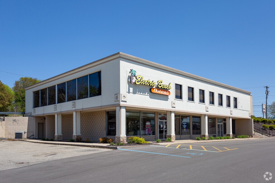 More Photos Of 2739 Breton Rd SE, Grand Rapids Freestanding For Sale