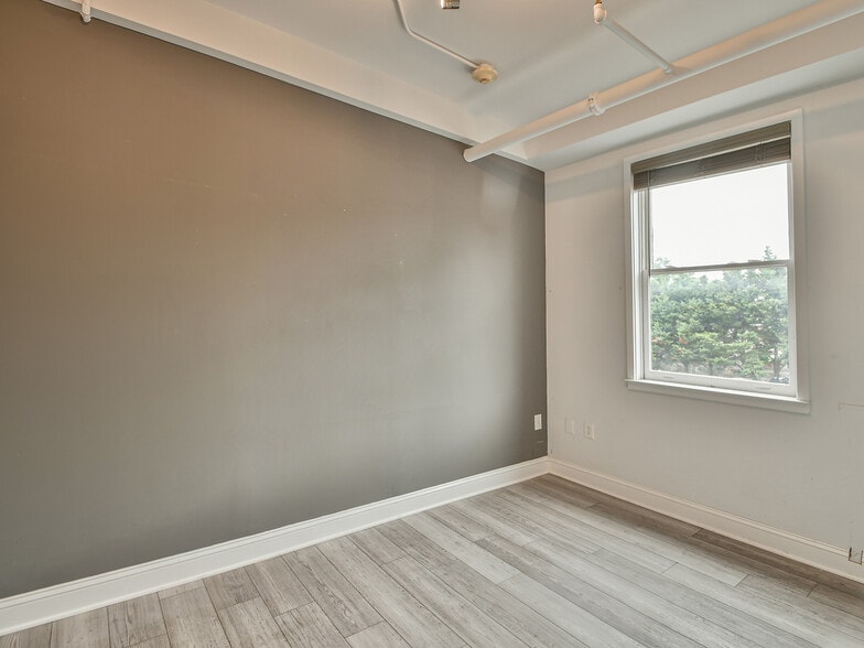 More Photos Of 2300 N Pershing Dr, Arlington Medical For Sale