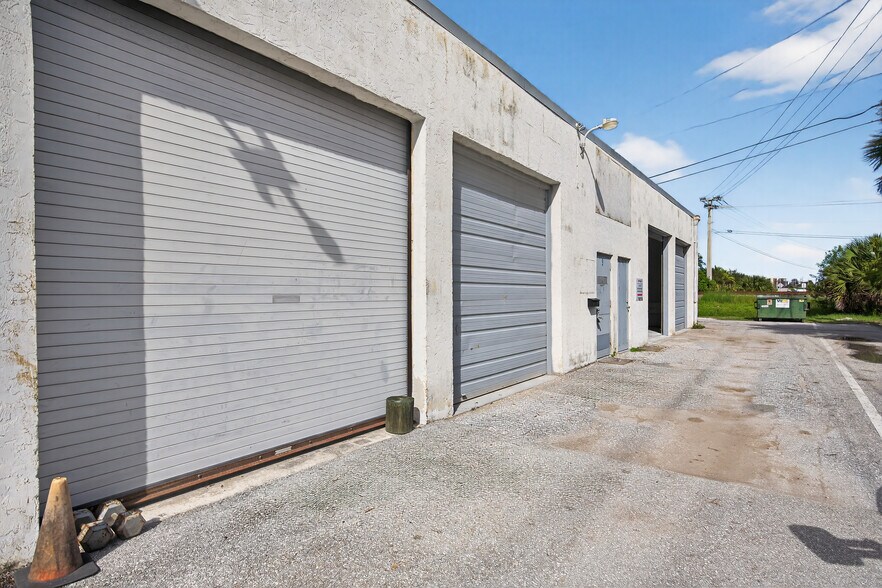 More Photos Of 1460 Cypress Dr, Jupiter Warehouse For Lease