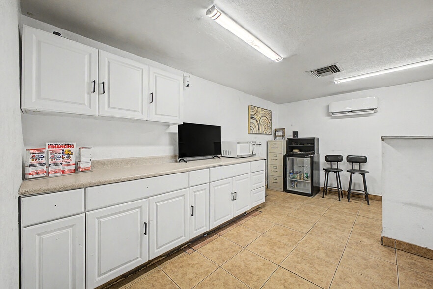 More Photos Of 3050 W 4th Ave, Apache Junction Warehouse For Lease