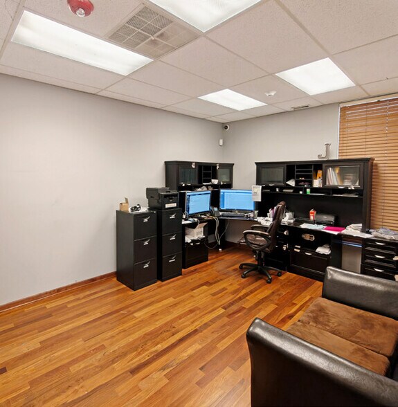 More Photos Of 1221 Jarvis Ave, Elk Grove Village Warehouse For Lease