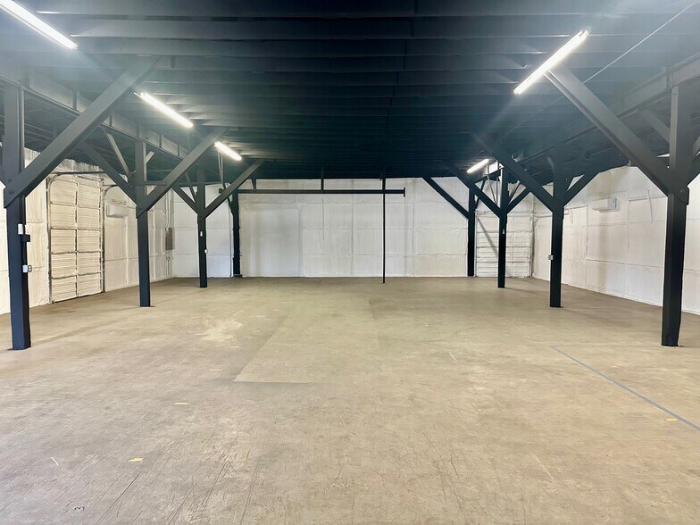 More Photos Of 200-232 W New Braunfels St, Seguin Warehouse For Lease
