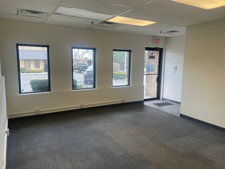 More Photos Of 1490 Bernard Dr, Addison Warehouse For Lease