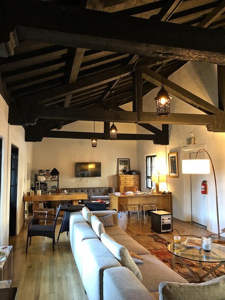 More Photos Of 451-461 E Main St, Ventura Storefront For Lease