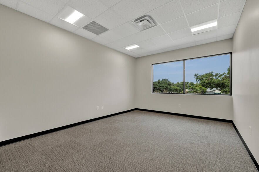 More Photos Of 207 E San Antonio St, New Braunfels Loft Creative Space For Lease