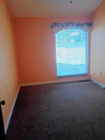 More Photos Of 652 S Broadway St, Forest City Medical For Sale