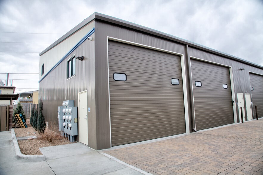 More Photos Of 560-580 Ames St, Lakewood Industrial For Sale