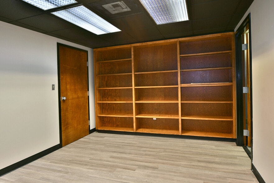 More Photos Of 108 Main Ave SW, Warren Office Residential For Lease