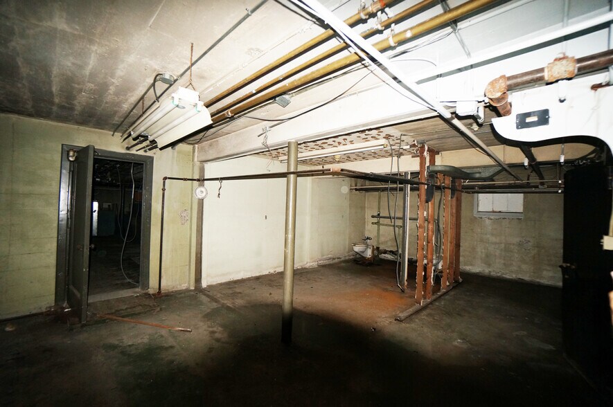 More Photos Of 242 State St, Hackensack Freestanding For Lease