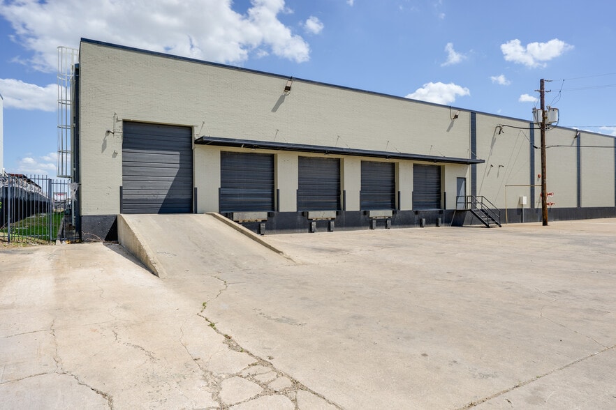 More Photos Of 5124 Sharp St, Dallas Distribution For Lease