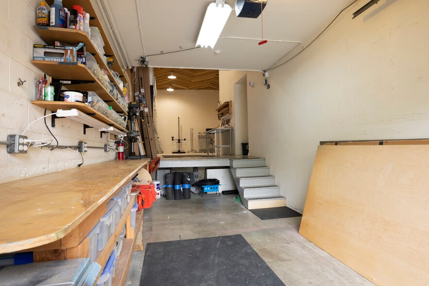 More Photos Of 2337 SE Ankeny St, Portland Office For Sale