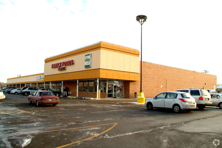 Primary Photo Of 19230 Harper Ave, Harper Woods Supermarket For Lease