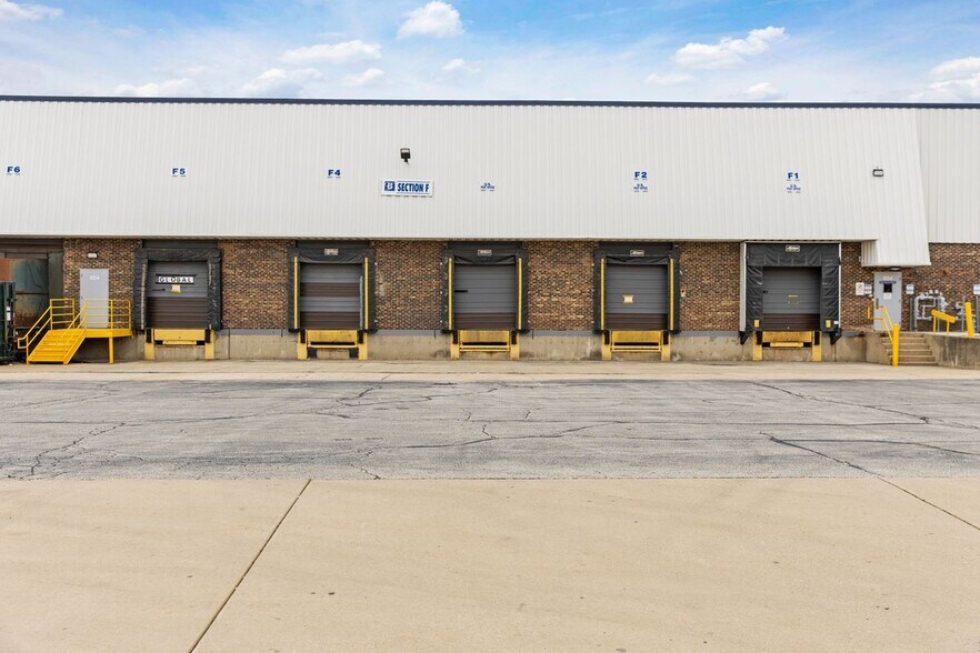 More Photos Of 794-854 Golf Ln, Bensenville Warehouse For Lease