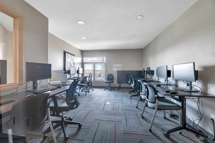 More Photos Of 118 Canal Gdns, Strathmore Light Distribution For Sale